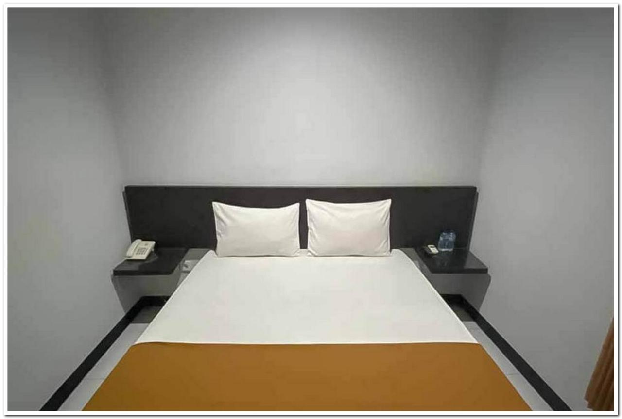 Losmen Family Syariah Bypass Juanda Mitra Reddoorz Brebek Exterior photo